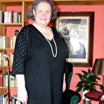 Pic of This mature slut loves to get naked