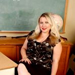 Pic of Chubby Loving - Mature BBW Strips In Classroom