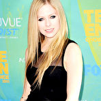 Pic of Avril Lavigne Cover Her Tits