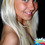 Pic of CutiesFlashing - free flashing/public photo galleries