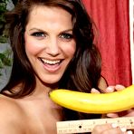 Pic of Заглатывает банан >> порно фото на ШпилиВили