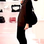 Pic of Paris Hilton shows ass crack while shopping with sister and mother