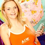 Pic of Clubseventeen ~ Cute teen girl doing it all with her dildo!