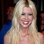 Pic of Tara Reid shows cleavage at premiere