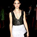 Pic of Emmy Rossum posing for paparazzi shows her legs