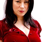 Pic of Jennifer Tilly shows legs and cleavahe photos