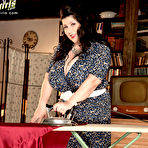 Pic of XLGirls.com - Natalie Fiore - Glowing Housewife