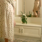 Pic of Anna S - Anna slowly get naked and posing in front of mirror
