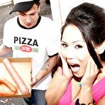 Pic of Доставщик пиццы накормил азиатку колбасой, а потом и собственным членом