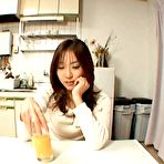 Pic of Manami Suzuki rubs a man's hard bulge :: OfficeSexJp.com