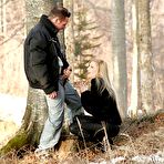 Pic of Парочка трахаются в лесу и думают, что их никто не видит