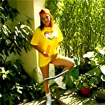 Pic of Seventeen Video Teenager toying her pussy in the garden
