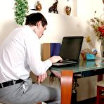 Pic of Зрелая домработница пристала к хозяину, чтобы он выебал ее