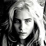 Pic of Dree Hemingway black-&-white fully nude posing scans