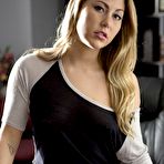 Pic of Man is working up Carter Cruise&acirc;&euro;&trade;s pussy and mouth with the rock hard piston