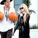 Pic of Avril Lavigne titslip while shopping paparazzi shots