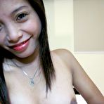 Pic of Love struck Filipino girl goes all out and sends her foreign boy friend nude selfies.