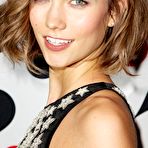 Pic of Karlie Kloss shows her legs at redcarpet