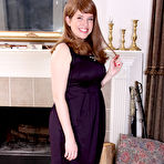 Pic of New MILF Holly Fuller Shows Off Her Curves - AllOver30.com
