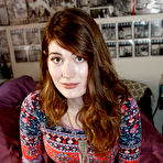 Pic of Zoey Fletcher shows off her buns.