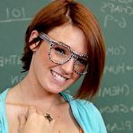 Pic of 狡猾的 可 怀旧 对于 在 眼镜 联合石油数据倡议 *泰勒 剥离 关闭 她的 在 青少年 色情 照片