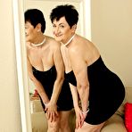 Pic of Thick-ass brunette GILF showing off her naked body on the floor - IamXXX.com