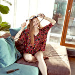 Pic of Trimmed pussy blonde using her hair curler and showing that slit - aMetart.com