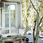 Pic of Leggy chick with a ponytail poses naked on a luxurious chair - aMetart.com