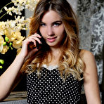 Pic of Wavy-haired teen blonde hastily taking off her ill-fitting sweatpants - aMetart.com