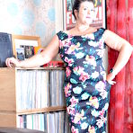 Pic of This curvy British housewife loves to play with her shaved pussy