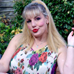 Pic of Mature Pictures Featuring 44 Year Old Danielle T From AllOver30