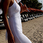 Pic of Free Elin displays her smoldering body as she strips by the beach.