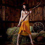 Pic of Hat-wearing hottie with long legs decides to strip in a barn - aMetart.com