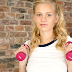 Pic of Sexy babe shows pussy