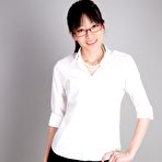 Pic of Heels-wearing ponytailed beauty Ayaka Mikami shows that hole on camera
