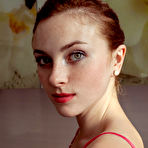 Pic of Redhead with beautiful eyes doesn't want to hide her sweet slit - aMetart.com