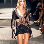 Pic of Hailey Baldwin long legs runway images