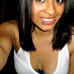 Pic of Gorgeous Desi Indian girl emails out her nude self shot pics.