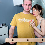 Pic of Cougar Roxane is seducing the young pizzaguy - Mature.nl