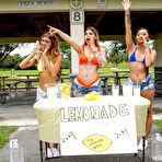 Pic of BFFs Selling Lemonade and Pussy – RUMMP ?