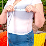 Pic of Sexy curvy mom stretching her tight jeans - Free Mature.nl content