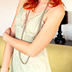 Pic of Elen Moore exposes her sexy curves in the living room