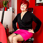 Pic of Bedworth Mum’s face of pure relief as she fills her pussy with a dildo – UK Wives Pics