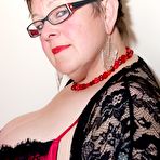 Pic of Short haired fat housewife in glasses spreads hr pussy lips and shows her wet pussy lips on the bed – UK Wives Pics