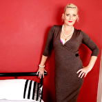 Pic of Hot Business Lady Shows Us Her Kinky Side – UK Wives Pics