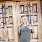 Pic of Nerd fucks a horny milf&rsquo;s gaping fanny & ass in the kitchen with her one leg on the worktop &ndash; Bare Milfs