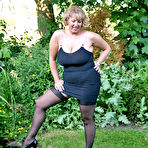 Pic of Chubby Milf shares nude pics of herself squatting in the yard &ndash; Bare Milfs