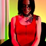 Pic of Tattooed girl Pollie Starr uses a sex machine on her horny vagina - Nude Women Pics