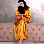 Pic of Hot babe in hijab was caught watching porn | PornCZ.com